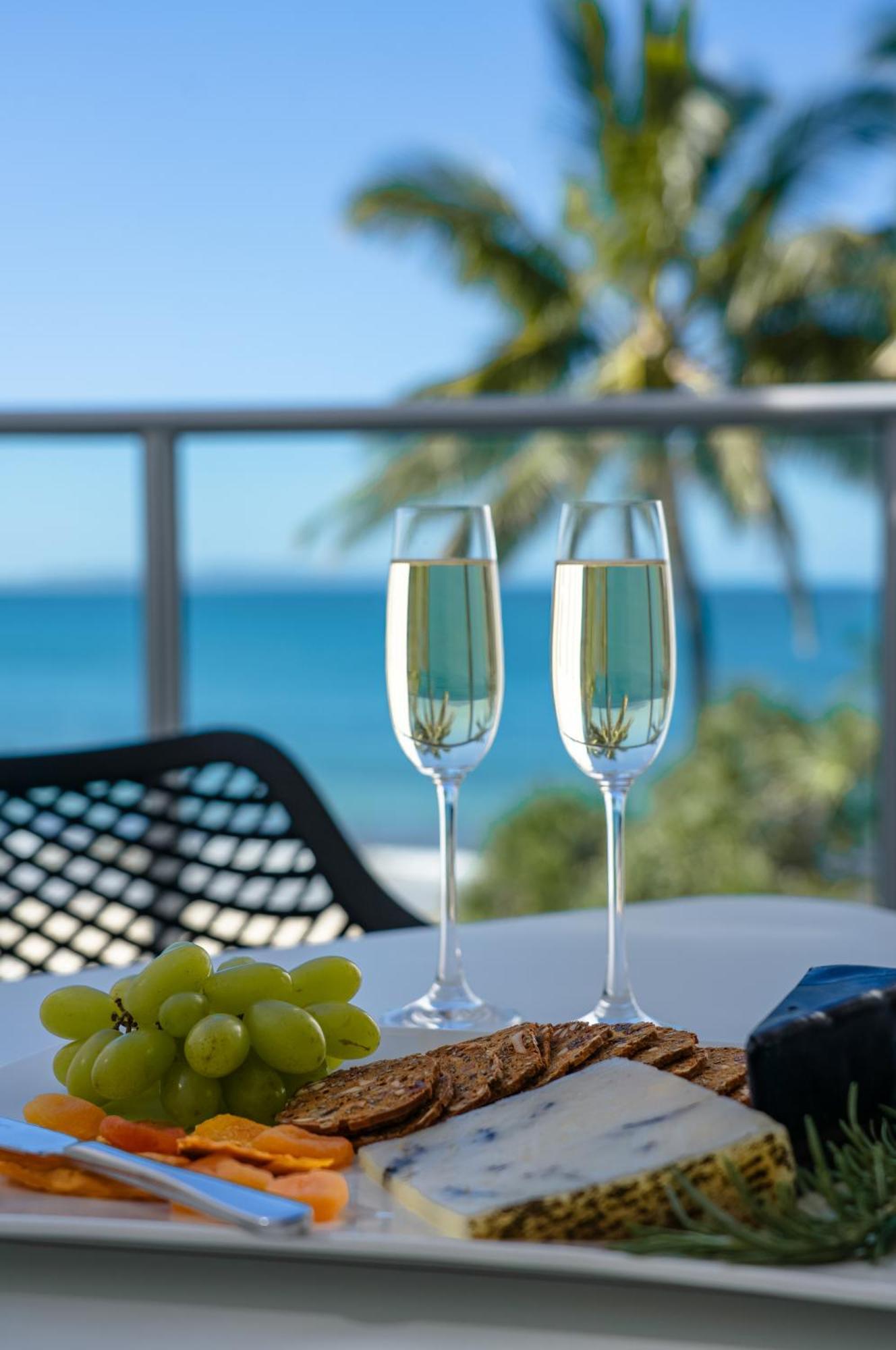 On The Beach Noosa Resort Esterno foto